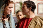 9 Rim, sezona I, Lindzi Dankan i Siran Hinds kao Servilija Junijska i Gaj Julije Cezar.jpg
